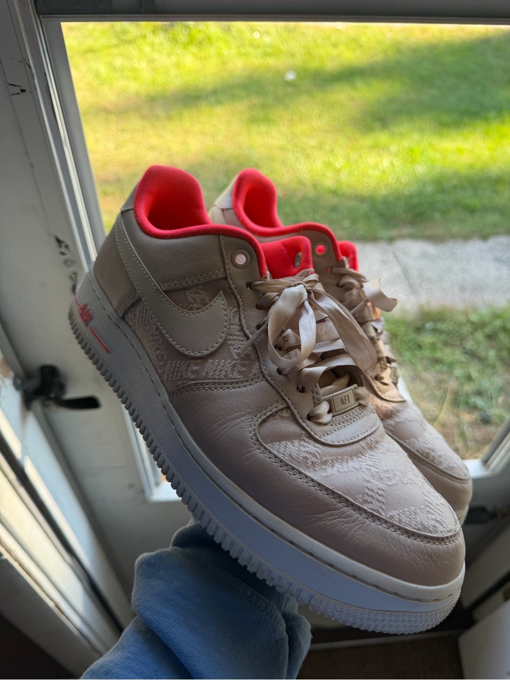 Nike Women's Low-Top Sneakers in Beige with Coral Lining